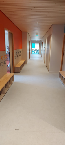 Pôle scolaire couloir classes