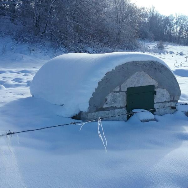 Fontaine vue rapprochée sous la neige