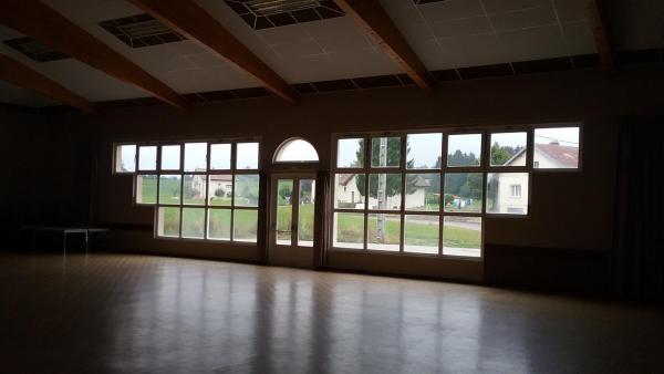 Salle vue grande salle mur vitré
