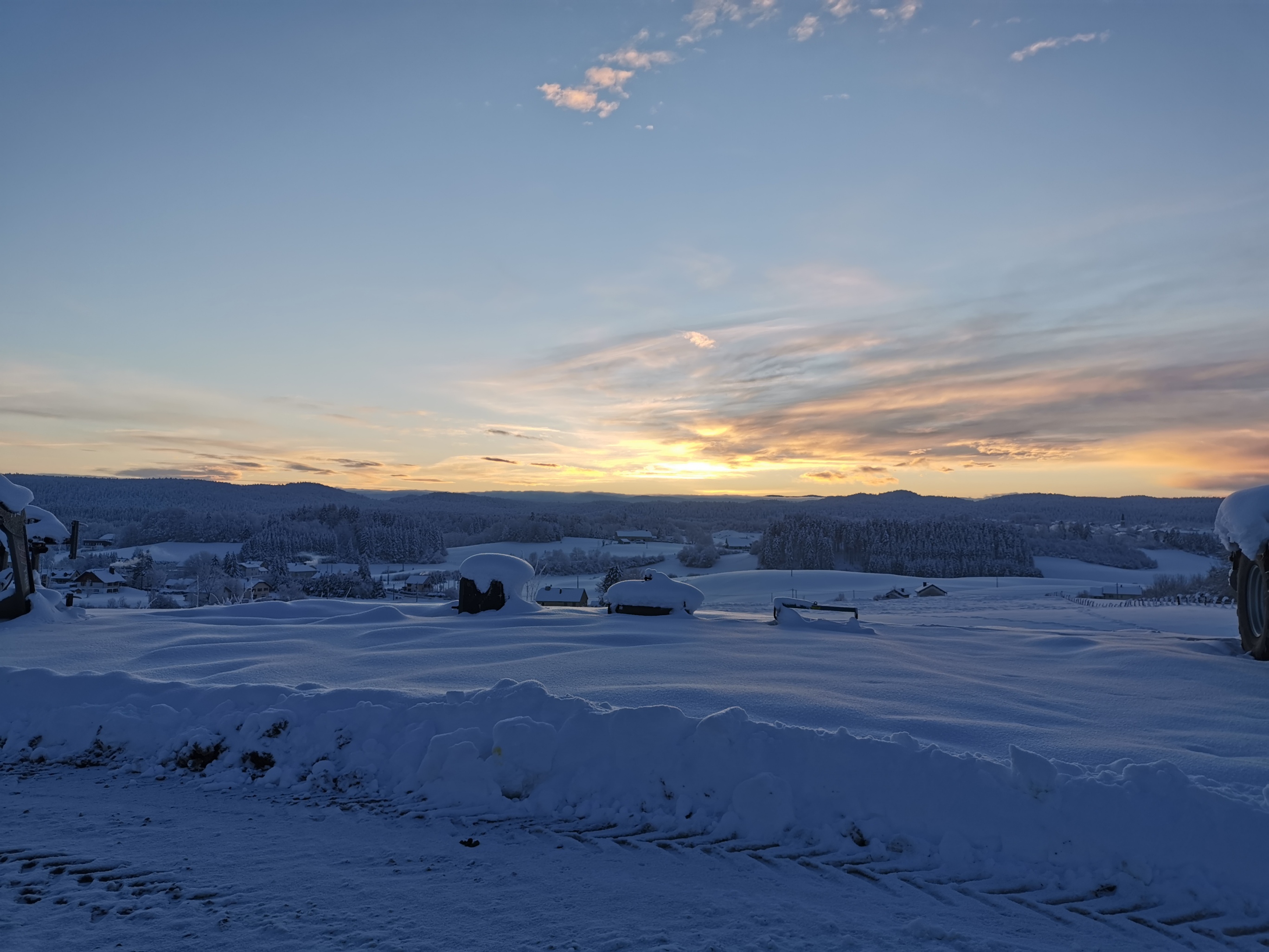 La Chaumusse enneigée vue de la route de la Tanne - Ciel et soleil entremêlés